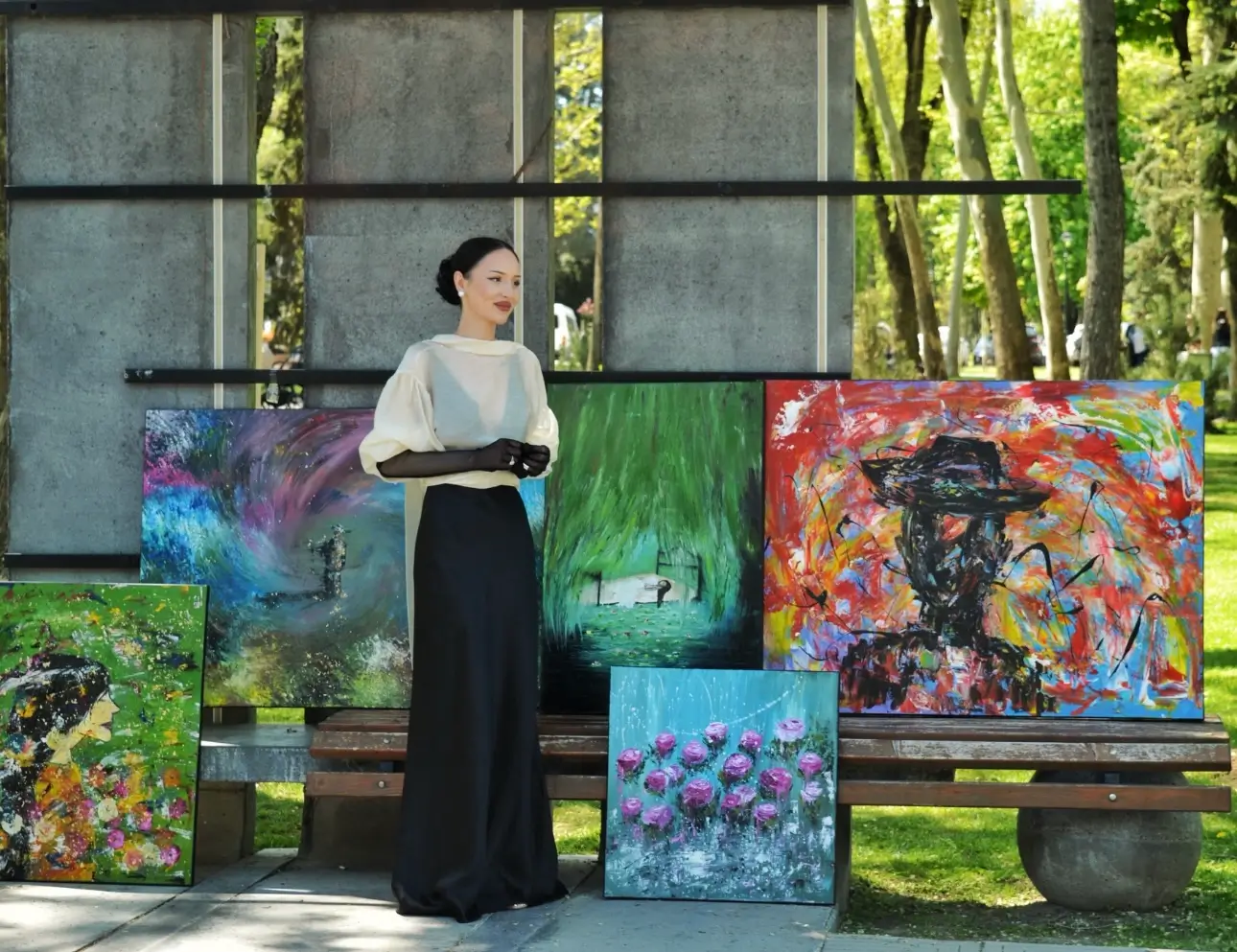 Irina-Rozalina Dvorschi with her paintings